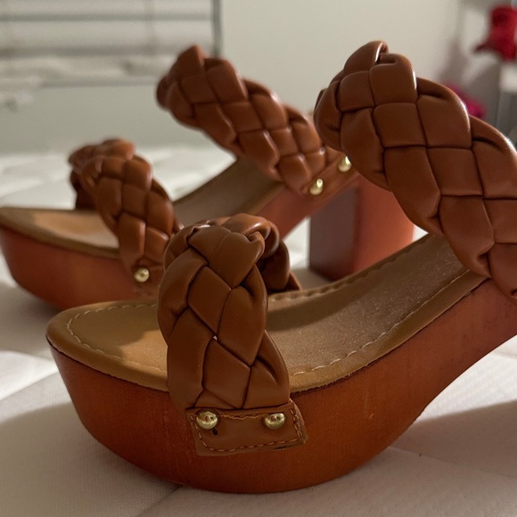 Women's Braided Tan Sandals - Picture 4 of 4